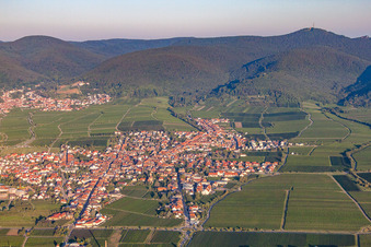 Vue aérienne de Rue de la gare à Maikammer dans le département Rhénanie-Palatinat, Allemagne