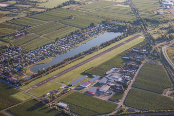 Vue aérienne de Aérodrome d'Almensee à Bad Dürkheim dans le département Rhénanie-Palatinat, Allemagne