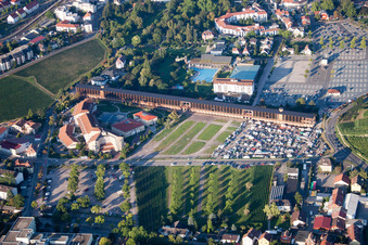 Vue aérienne de Thermes et piscines de la piscine extérieure du centre de loisirs Kurbad Saline Freizeitbad Salinarium à Bad Dürkheim dans le département Rhénanie-Palatinat, Allemagne