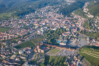 Vue aérienne de Piscine de loisirs Salinarium à Bad Dürkheim dans le département Rhénanie-Palatinat, Allemagne