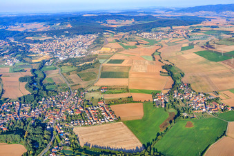 Vue aérienne de Vue de la vallée de l'Eisbach depuis l'est à Ebertsheim dans le département Rhénanie-Palatinat, Allemagne
