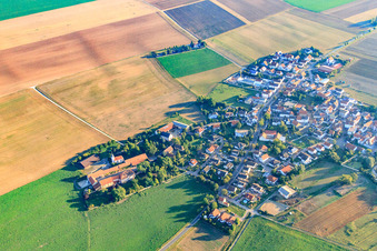 Vue aérienne de Vue de la ville depuis le sud avec l'église protestante Saint-Martin à Quirnheim dans le département Rhénanie-Palatinat, Allemagne