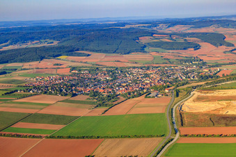 Vue aérienne de Vue de la ville depuis le nord-est à Göllheim dans le département Rhénanie-Palatinat, Allemagne