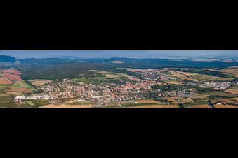 Vue aérienne de Vue panoramique en perspective des rues et des maisons des quartiers résidentiels à Kirchheimbolanden dans le département Rhénanie-Palatinat, Allemagne