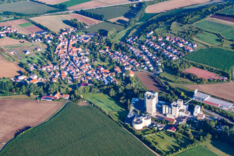 Vue aérienne de Vue des rues et des maisons dans les quartiers résidentiels à Bischheim dans le département Rhénanie-Palatinat, Allemagne