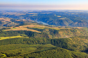 Vue aérienne de Vue sur le Hunsrück jusqu'à Bacharach à Bacharach dans le département Rhénanie-Palatinat, Allemagne