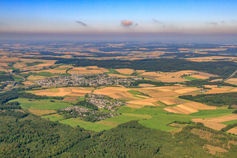 Vue aérienne de Vue de la ville depuis l'est à Rheinböllen dans le département Rhénanie-Palatinat, Allemagne