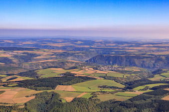Vue aérienne de Vue du village au-dessus de la vallée du Rhin moyen depuis le sud-ouest à le quartier Dellhofen in Oberwesel dans le département Rhénanie-Palatinat, Allemagne
