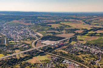 Vue aérienne de Itinéraire et voies le long du pont autoroutier de la BAB A61 à Bad Neuenahr-Ahrweiler dans le département Rhénanie-Palatinat, Allemagne