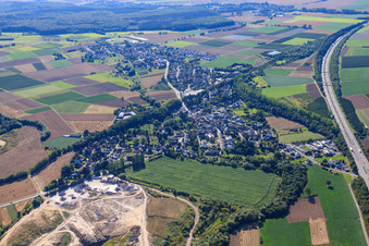 Vue aérienne de Vue de la ville au sud de l'A61 depuis l'est à le quartier Ringen in Grafschaft dans le département Rhénanie-Palatinat, Allemagne