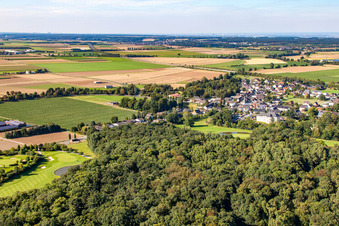 Vue oblique de Parcours de golf dans la forêt du château Miel à le quartier Miel in Swisttal dans le département Rhénanie du Nord-Westphalie, Allemagne