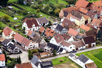 Vue aérienne de Raiffeisen- x Hauptstr à Freckenfeld dans le département Rhénanie-Palatinat, Allemagne
