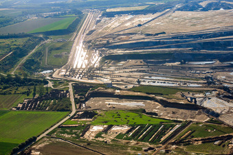 Vue aérienne de Bandes transporteuses dans les mines de lignite à ciel ouvert Inden à Inden dans le département Rhénanie du Nord-Westphalie, Allemagne