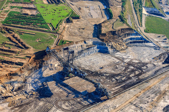Vue oblique de Grue de levage dans une mine de lignite à ciel ouvert Inden à le quartier Altdorf in Inden dans le département Rhénanie du Nord-Westphalie, Allemagne
