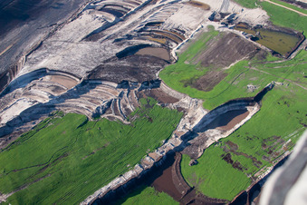 Photographie aérienne de Pont convoyeur d'excavatrice dans la veine de la zone minière et les zones de morts-terrains dans la mine à ciel ouvert de lignite à Inden dans le département Rhénanie du Nord-Westphalie, Allemagne