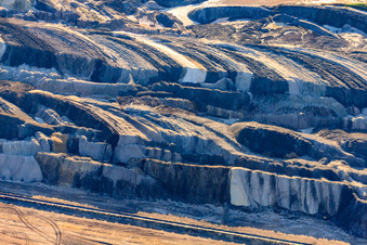 Vue aérienne de Traces et cicatrices de l'exploitation à ciel ouvert du lignite Inden à le quartier Altdorf in Inden dans le département Rhénanie du Nord-Westphalie, Allemagne