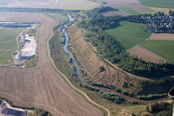 Pont convoyeur d'excavatrice dans la veine de la zone minière et les zones de morts-terrains dans la mine à ciel ouvert de lignite à Inden dans le département Rhénanie du Nord-Westphalie, Allemagne d'en haut