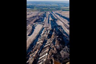Pont convoyeur d'excavatrice dans la veine de la zone minière et les zones de morts-terrains dans la mine à ciel ouvert de lignite à Inden dans le département Rhénanie du Nord-Westphalie, Allemagne hors des airs