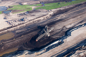 Pont convoyeur d'excavatrice dans la veine de la zone minière et les zones de morts-terrains dans la mine à ciel ouvert de lignite à Inden dans le département Rhénanie du Nord-Westphalie, Allemagne vue d'en haut