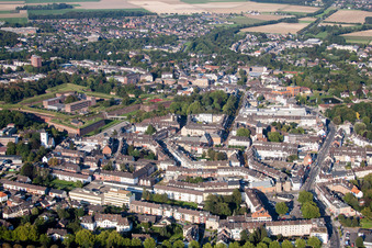 Vue oblique de Quartier de la vieille ville et centre-ville avec le musée de la Citadelle à Jülich dans le département Rhénanie du Nord-Westphalie, Allemagne