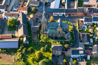 Vue aérienne de Église paroissiale Saint-Pierre à le quartier Müntz in Titz dans le département Rhénanie du Nord-Westphalie, Allemagne