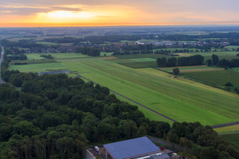 Vue aérienne de Lever de soleil à l'aéroport Grefrath - Niershorst à Grefrath dans le département Rhénanie du Nord-Westphalie, Allemagne