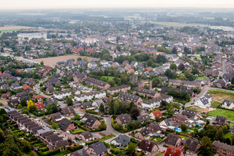 Vue aérienne de Vue des rues et des maisons dans les quartiers résidentiels à Grefrath dans le département Rhénanie du Nord-Westphalie, Allemagne