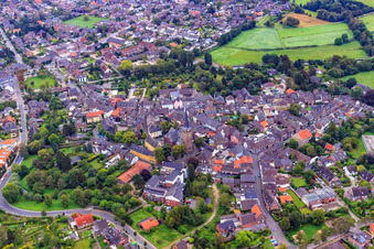 Vue aérienne de Église Saint Michel dans la vieille ville à Wachtendonk dans le département Rhénanie du Nord-Westphalie, Allemagne