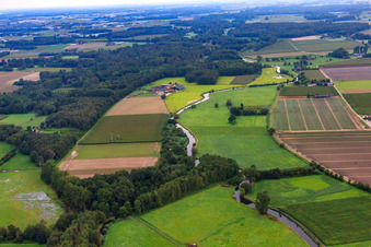 Vue aérienne de Niers rencontre Nette à Wachtendonk dans le département Rhénanie du Nord-Westphalie, Allemagne
