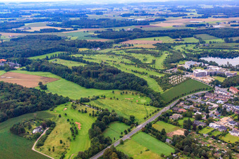 Vue aérienne de Golf Club Schloss Haag eV à le quartier Kapellen in Geldern dans le département Rhénanie du Nord-Westphalie, Allemagne
