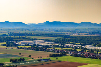 Vue aérienne de Zone industrielle de Horst vue du sud-est à le quartier Minderslachen in Kandel dans le département Rhénanie-Palatinat, Allemagne