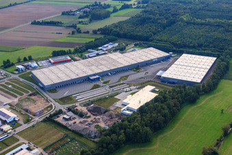 Groupe logistique ZUFALL - Filiale Kandel et Groupe STS dans le parc industriel de Horst à le quartier Minderslachen in Kandel dans le département Rhénanie-Palatinat, Allemagne du point de vue du drone