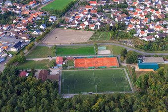 Vue aérienne de Court de tennis Rheinzabern et terrain de football du SV Olympia Rheinzabern 1920 eV à Rheinzabern dans le département Rhénanie-Palatinat, Allemagne