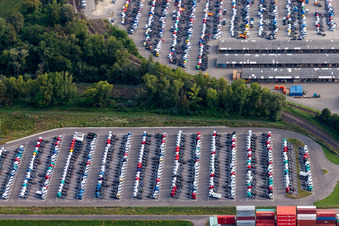 Vue aérienne de Parking avec camions neufs stockés sur le site de l'usine automobile Daimler à Wörth à le quartier Maximiliansau in Wörth am Rhein dans le département Rhénanie-Palatinat, Allemagne