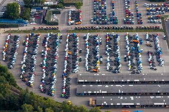 Vue aérienne de Parking avec camions neufs stockés sur le site de l'usine automobile Daimler à Wörth à le quartier Maximiliansau in Wörth am Rhein dans le département Rhénanie-Palatinat, Allemagne