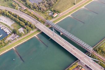 Rivière - Structures de pont de la route fédérale 10 et du chemin de fer régional sur le Rhin entre Karlsruhe Maxau et Wörth am Rhein à le quartier Maximiliansau in Wörth am Rhein dans le département Rhénanie-Palatinat, Allemagne d'en haut