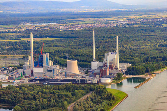 Vue aérienne de Centrale électrique à vapeur du port du Rhin ENBW à le quartier Daxlanden in Karlsruhe dans le département Bade-Wurtemberg, Allemagne