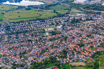 Vue aérienne de Vue de la ville depuis le sud-est à le quartier Maximiliansau in Wörth am Rhein dans le département Rhénanie-Palatinat, Allemagne