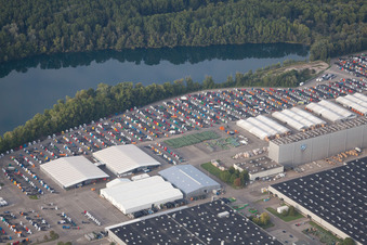 Vue aérienne de Places de stationnement pour camions Daimler à Wörth am Rhein dans le département Rhénanie-Palatinat, Allemagne