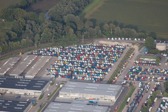 Vue oblique de Places de stationnement pour camions Daimler à Wörth am Rhein dans le département Rhénanie-Palatinat, Allemagne