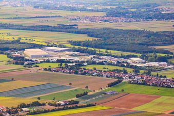 Vue aérienne de Zone industrielle de Horst vue du sud-est à le quartier Minderslachen in Kandel dans le département Rhénanie-Palatinat, Allemagne
