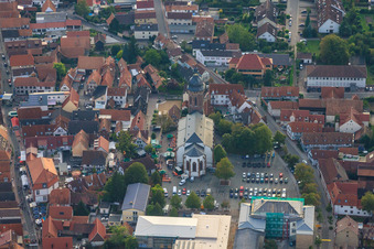 Vue aérienne de Fête de la ville 2011 sur la place du marché à Kandel dans le département Rhénanie-Palatinat, Allemagne