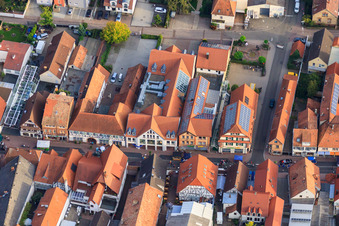 Vue aérienne de Rue principale et passage Bärenhof à Kandel dans le département Rhénanie-Palatinat, Allemagne