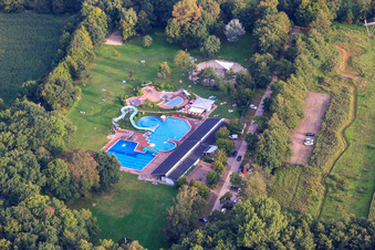 Vue aérienne de Piscine forestière le soir à Kandel dans le département Rhénanie-Palatinat, Allemagne