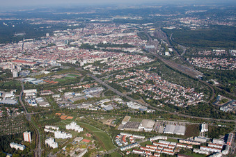 Vue aérienne de Du sud-ouest à le quartier Beiertheim-Bulach in Karlsruhe dans le département Bade-Wurtemberg, Allemagne