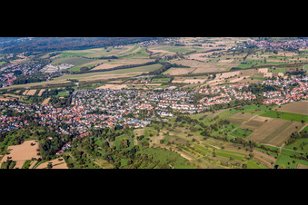 Vue aérienne de Vue panoramique en perspective des rues et des maisons des quartiers résidentiels à le quartier Grünwettersbach in Karlsruhe dans le département Bade-Wurtemberg, Allemagne