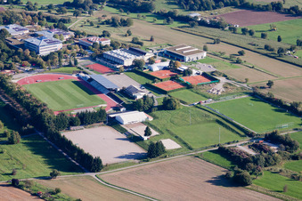 Vue aérienne de Ensemble d'installations sportives dans les écoles à le quartier Langensteinbach in Karlsbad dans le département Bade-Wurtemberg, Allemagne
