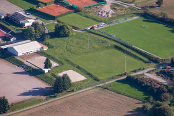 Vue aérienne de Terrains de sport du SV-1899 eV Langensteinbach à le quartier Langensteinbach in Karlsbad dans le département Bade-Wurtemberg, Allemagne