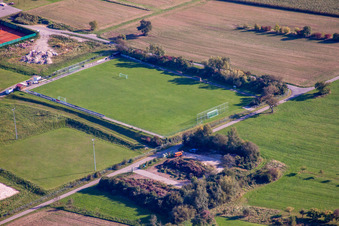 Vue aérienne de Terrains de sport du SV-1899 eV Langensteinbach à le quartier Langensteinbach in Karlsbad dans le département Bade-Wurtemberg, Allemagne