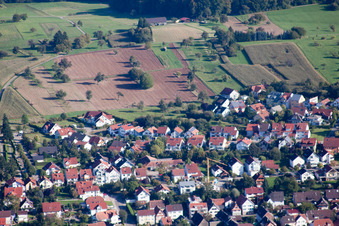Vue aérienne de Mozartstr à le quartier Langensteinbach in Karlsbad dans le département Bade-Wurtemberg, Allemagne